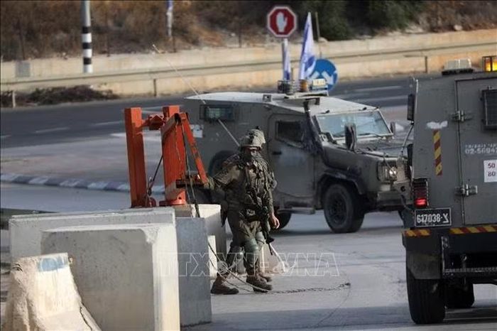 Binh sĩ Israel gác tại một điểm kiểm soát gần lối vào thành phố Hebron, Bờ Tây ngày 24/10/2026. Ảnh: THX/TTXVN phát
