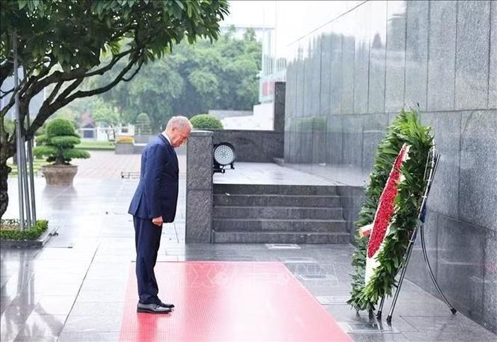 Thủ tướng Cộng hòa Ba Lan Donald Tusk đặt vòng hoa và vào Lăng viếng Chủ tịch Hồ Chí Minh. Ảnh: Minh Đức/TTXVN