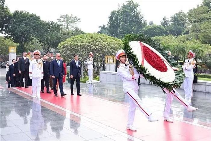 Thủ tướng Cộng hòa Ba Lan Donald Tusk đến đặt vòng hoa tại Đài tưởng niệm các Anh hùng liệt sĩ. Ảnh: Minh Đức/TTXVN
