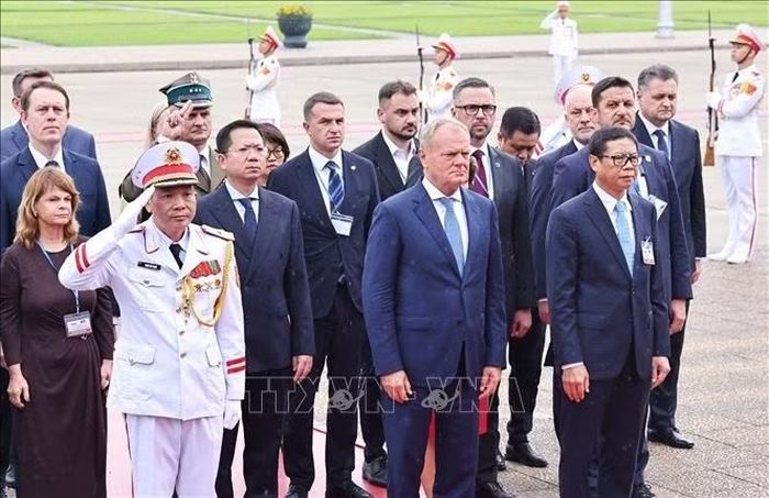 Thủ tướng Cộng hòa Ba Lan Donald Tusk viếng Chủ tịch Hồ Chí Minh. Ảnh: Minh Đức/TTXVN