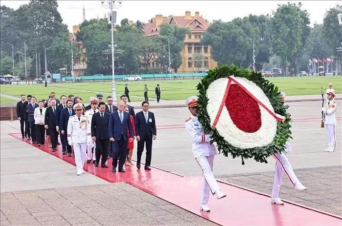 Thủ tướng Cộng hòa Ba Lan Donald Tusk đến đặt vòng hoa và vào Lăng viếng Chủ tịch Hồ Chí Minh. Ảnh: Minh Đức/TTXVN