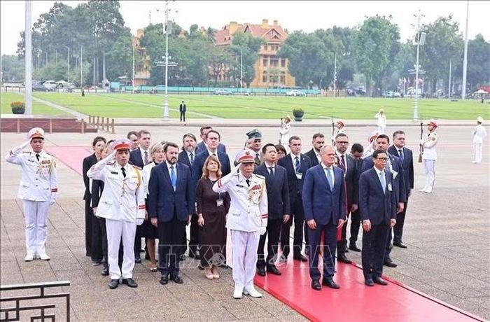 Thủ tướng Cộng hòa Ba Lan Donald Tusk viếng Chủ tịch Hồ Chí Minh. Ảnh: Minh Đức/TTXVN