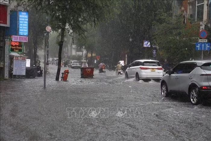 Mưa lớn chỉ trong khoảng 30 phút giữa trưa 6/10, nhiều tuyến đường trung tâm TP Hồ Chí Minh bị ngập.