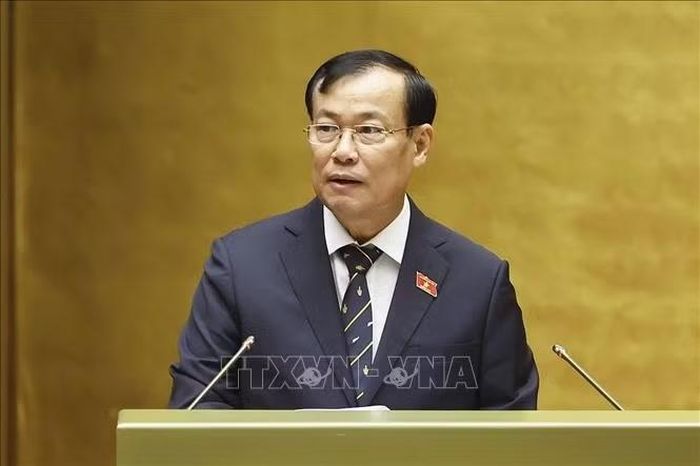 Chủ nhiệm Ủy ban Quốc phòng, An ninh và Đối ngoại của Quốc hội Lê Tấn Tới trình bày báo cáo thẩm tra về 4 dự án: Luật An ninh dữ liệu; Luật Bảo vệ công trình quan trọng liên quan đến an ninh quốc gia; Luật Định danh và xác thực điện tử... Ảnh: Doãn Tấn/TTXVN