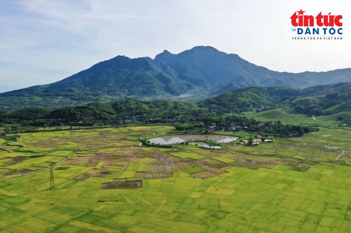 Xóm Mom hướng nhìn về đỉnh núi Ba Vì.