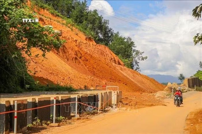 Đất đá tràn xuống khu vực đường giao thông tại xã Long Quảng sau các đợt mưa lớn, tiềm ẩn nguy cơ mất an toàn cho người và phương tiện qua lại. Ảnh: Mai Trang/TTXVN