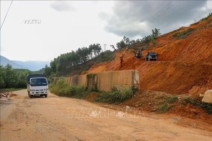 Đơn vị thi công triển khai các hạng mục gia cố taluy tại điểm sạt lở trên tuyến Tỉnh lộ 14B qua xã Long Quảng, thành phố Huế. Ảnh: Mai Trang/TTXVN