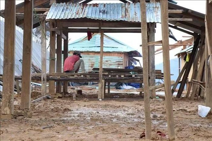 Các hộ dân hỗ trợ nhau hoàn thiện nơi ở mới trước mùa mưa bão tại khu dân cư Loong Póc (xã Nam Trà My, thành phố Đà Nẵng).
