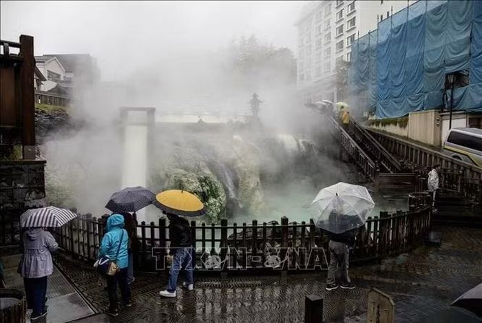 Yubatake không đơn thuần là một bể chứa nước nóng, mà còn là công trình xử lý nước truyền thống và biểu tượng trung tâm của Kusatsu.