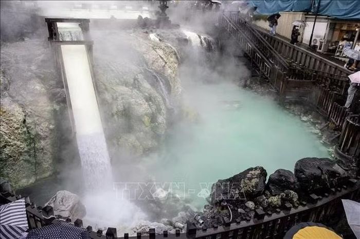 Khoáng chất kết tủa tạo nên màu xanh lam nhạt của hồ chứa tại Yubatake.