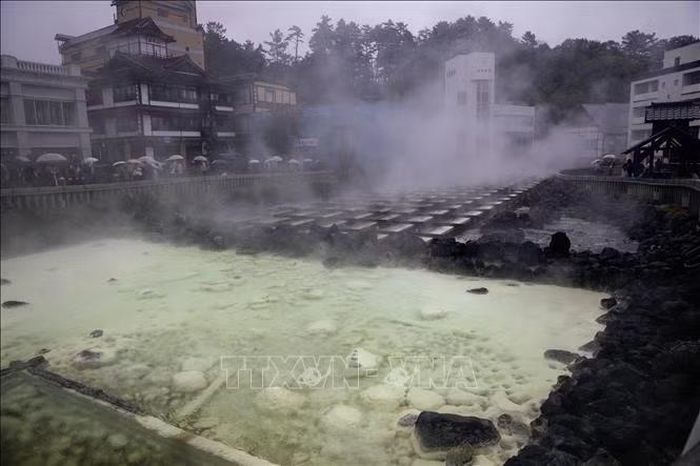 Nguồn nước nóng tự nhiên lắng đọng kết tủa tạo thành các khối khoáng chất màu vàng, trắng hoặc xanh nhạt gọi là "Yunohana" - "Hoa của nước nóng".