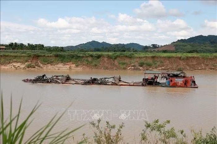Tàu khai thác cát xây dựng trên sông Krông Nô, tỉnh Lâm Đồng. Ảnh tư liệu