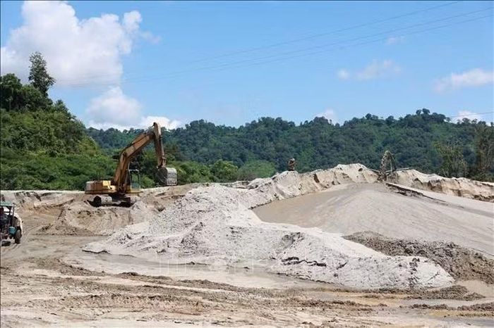Một bãi tập kết cát xây dựng ven sông Krông Nô, thuộc xã Quảng Phú, tỉnh Lâm Đồng.