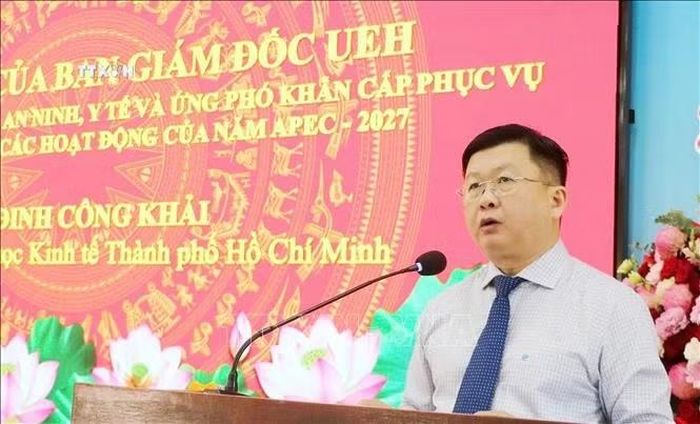 Tiến sĩ Đinh Công Khải, Phó Giám đốc Đại học Kinh tế Thành phố Hồ Chí Minh, triển khai nội dung tập huấn.