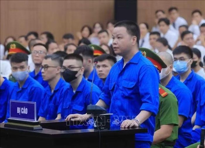 Bị cáo Lê Khắc Ngọ (tức Mr Hunter) khai báo trước toà. Ảnh: Phạm Kiên/TTXVN