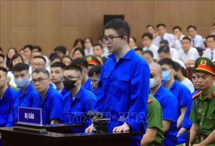 Bị cáo Phó Đức Nam (tức Mr Pips) khai báo trước toà. Ảnh: Phạm Kiên/TTXVN