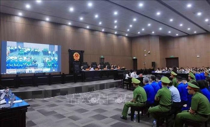 Phiên tòa xét xử 188 bị cáo trong vụ án Phó Đức Nam (tức Mr Pips) và đồng phạm. Ảnh: Phạm Kiên/TTXVN