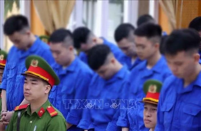 Các bị cáo tại phòng xét xử điểm cầu hội trường Trại tạm giam số 1 (Công an Hà Nội). Ảnh: Văn Điệp/TTXVN