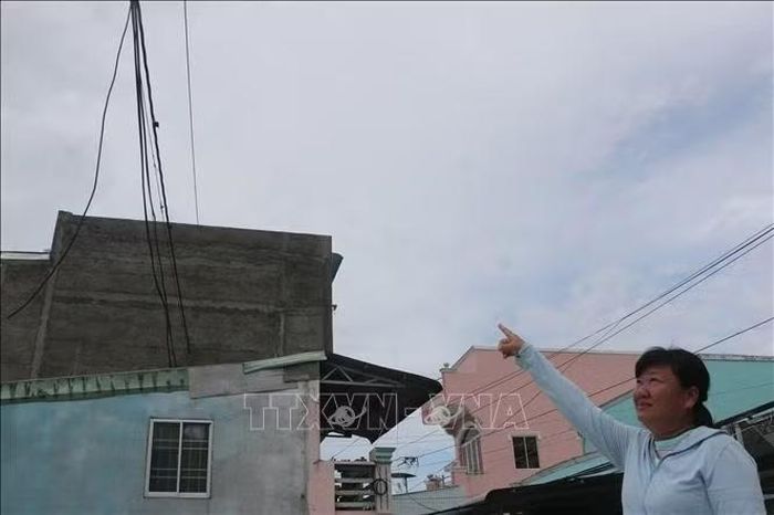 Diện tích đất còn lại của nhà chị Huỳnh Mỹ Lan sau khi bị thu hồi khoảng 83m², nhưng chưa xây dựng được vì vướng mạng lưới dây điện nguy hiểm.