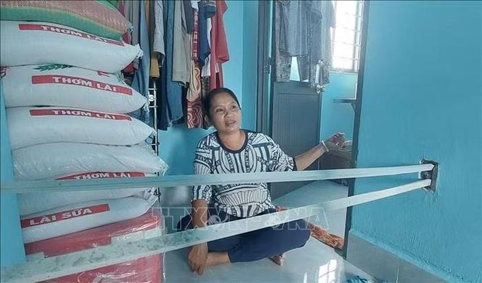 Đường dây điện chạy xuyên qua căn nhà là nỗi ám ảnh đối với các thành viên gia đình chị Lâm Hồng Đào về tai nạn điện luôn thường trực trong sinh hoạt hàng ngày.