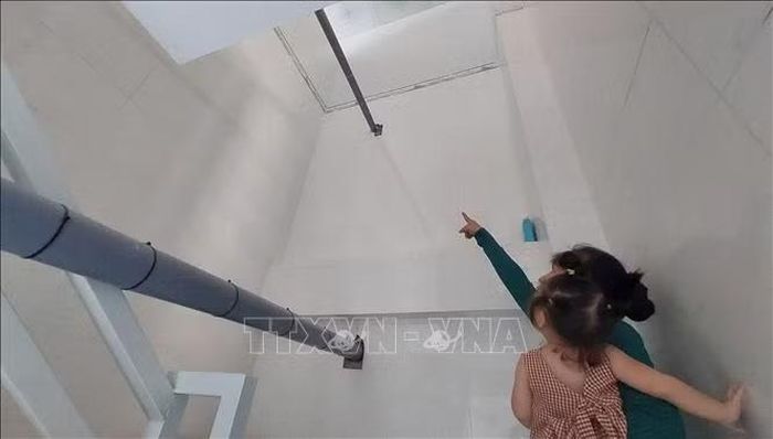 Căn nhà của chị Nguyễn Thị Thùy Dương, khóm 12, phường Bạc Liêu, có hai đường dây điện xuyên qua gây ra rất nhiều bất lợi, tiềm ẩn nguy cơ tai nạn điện.