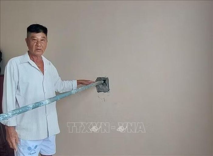 Đường dây điện chạy xuyên qua phòng ngủ trong căn nhà của gia đình ông Lâm Hồng Nguyên, khóm 12, phường Bạc Liêu.