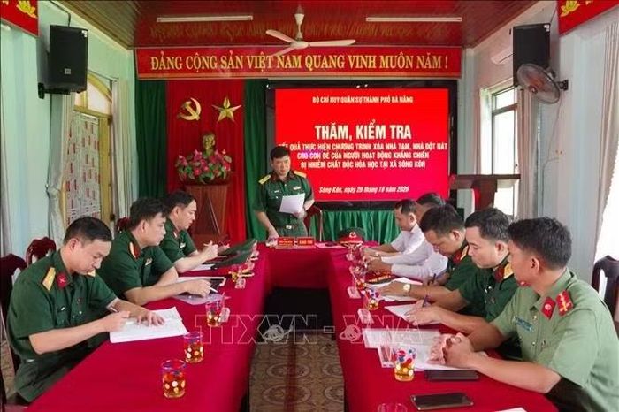 Bộ Chỉ huy Quân sự thành phố Đà Nẵng làm việc với xã Sông Kôn về đẩy nhanh tiến độ xóa nhà tạm.