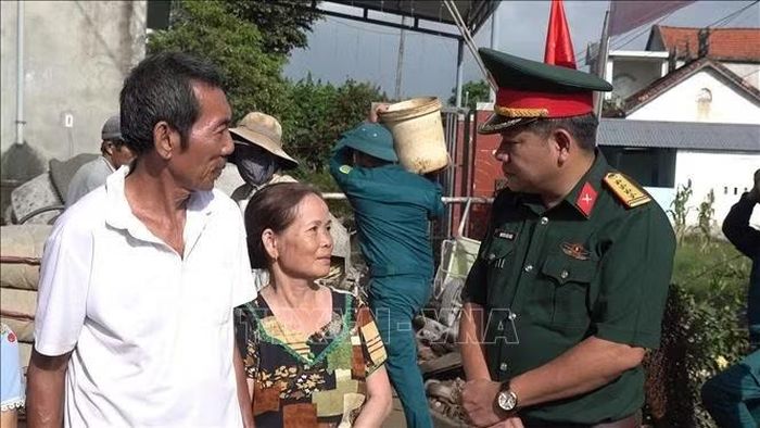 Đại tá Nguyễn Tấn Tuân (Phó Chính ủy Bộ Chỉ huy Quân sự thành phố Đà Nẵng) thăm hỏi gia đình thuộc diện xóa nhà tạm.
