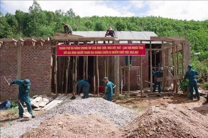 Lực lượng Dân quân hỗ trợ xây dựng nhà cho gia đình người có công tại xã Sông Kôn (thành phố Đà Nẵng).