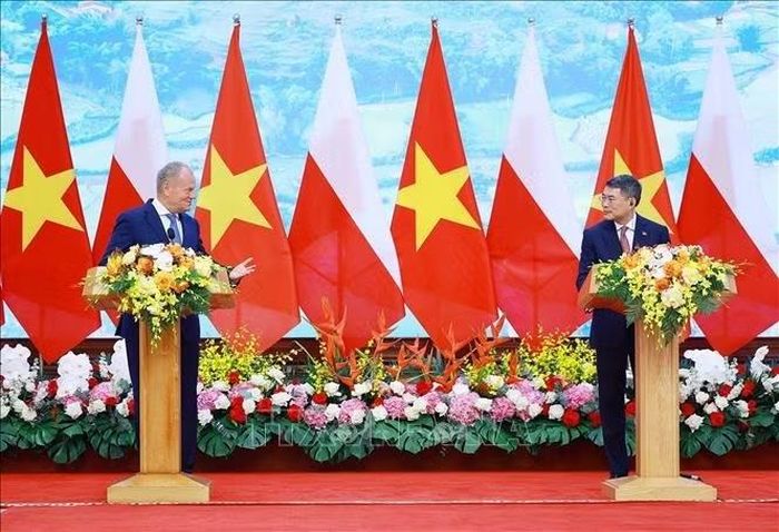 Thủ tướng Lê Minh Hưng và Thủ tướng Cộng hòa Ba Lan Donald Tusk tuyên bố nâng cấp quan hệ Việt Nam – Ba Lan lên Đối tác Chiến lược. Ảnh: Dương Giang/TTXVN
