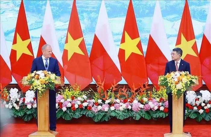 Thủ tướng Lê Minh Hưng và Thủ tướng Cộng hòa Ba Lan Donald Tusk tuyên bố nâng cấp quan hệ Việt Nam – Ba Lan lên Đối tác Chiến lược. Ảnh: Dương Giang/TTXVN
