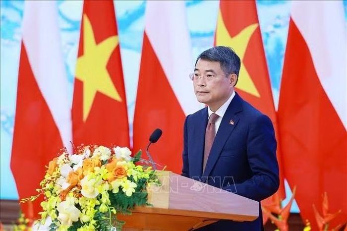Thủ tướng Lê Minh Hưng phát biểu tại gặp gỡ báo chí hai nước. Ảnh: Dương Giang/TTXVN