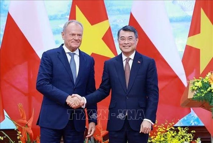 Thủ tướng Lê Minh Hưng và Thủ tướng Cộng hòa Ba Lan Donald Tusk tại cuộc gặp gỡ báo chí. Ảnh: Dương Giang/TTXVN