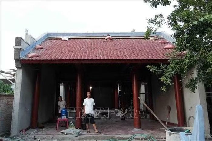 Một ngôi nhà thờ bằng gỗ do cơ sở của ông Nguyễn Văn Minh thực hiện.