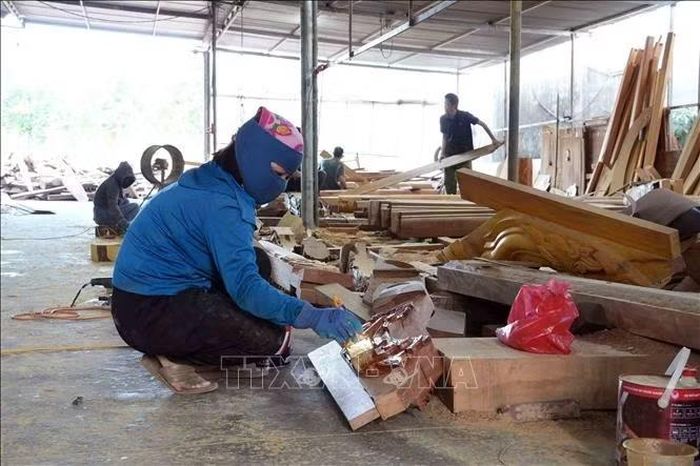 Công đoạn sơn đánh bóng thành phẩm sau khi hoàn thiện.