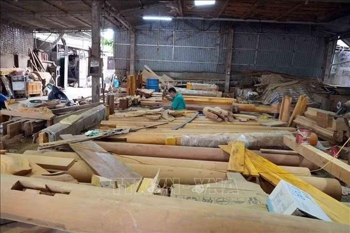 Các cấu kiện gỗ được sắp xếp, kiểm tra trước khi đưa vào lắp dựng.
