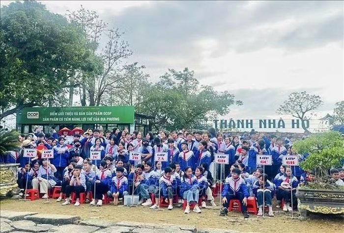 Học sinh tham quan Thành Nhà Hồ. Ảnh: TTXVN phát