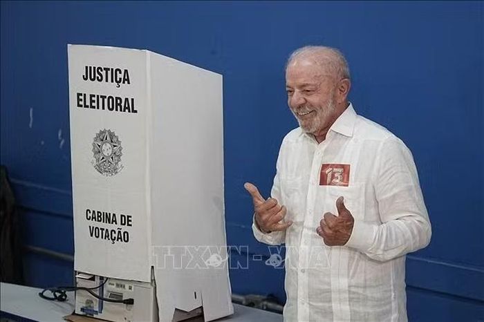 Tổng thống Brazil Luiz Inacio Lula da Silva bỏ phiếu tại một điểm bầu cử ở Sao Bernardo do Campo, Brazil, ngày 25/10/2026. Ảnh: THX/TTXVN phát