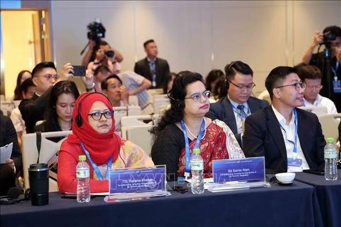 Các nữ đại biểu Bangladesh tham dự Diễn đàn.