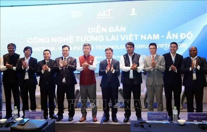 Các đại biểu dự Diễn đàn chụp ảnh lưu niệm.