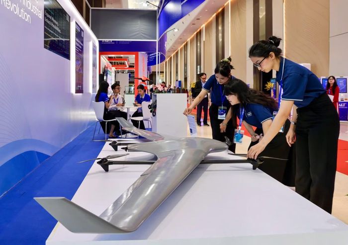 Không gian trưng bày công nghệ tại Diễn đàn Kinh tế Mùa thu 2026 thu hút đại biểu tham quan, tìm hiểu.