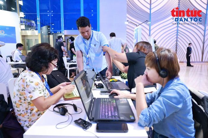 Phóng viên của Báo Thanh Niên, Truyền hình Quốc phòng Việt Nam, Đài tiếng nói Việt Nam cập nhật thông tin về diễn đàn trong chiều 26/10.
