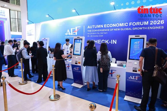 Đại biểu làm thủ tục check-in tham dự Diễn đàn Kinh tế Mùa thu 2026.