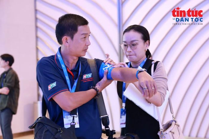 Phóng viên chuẩn bị phương tiện tác nghiệp trước các hoạt động của Diễn đàn vào chiều 26/10.