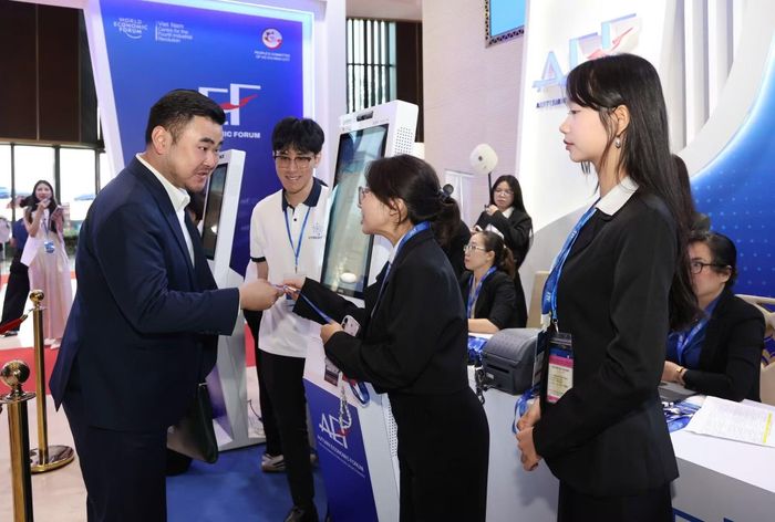Ban tổ chức hỗ trợ khách mời xác nhận thông tin, nhận thẻ tham dự diễn đàn.