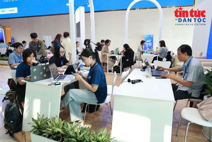 Các phóng viên, biên tập viên làm việc tại khu vực dành cho báo chí tại Diễn đàn Kinh tế Mùa thu 2026.