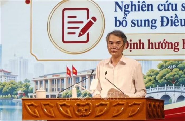 Trưởng Ban Tổ chức Thành ủy Bắc Ninh Nguyễn Minh Hiếu quán triệt các nội dung tại Hội nghị. Ảnh: Thái Hùng/TTXVN