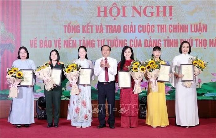 Ban Tổ chức trao giải B cho các tác giả, nhóm tác giả đạt thành tích xuất sắc tại cuộc thi.