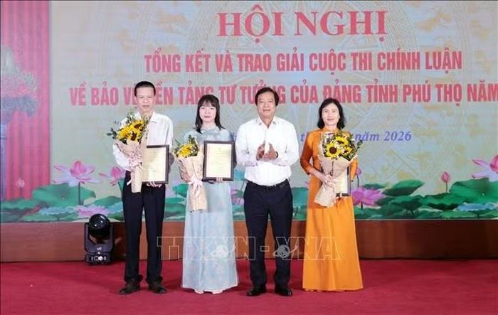 Phó Bí thư Tỉnh ủy Phú Thọ Nguyễn Mạnh Sơn trao giải A cho các tác giả, nhóm tác giả có tác phẩm xuất sắc tại cuộc thi.
