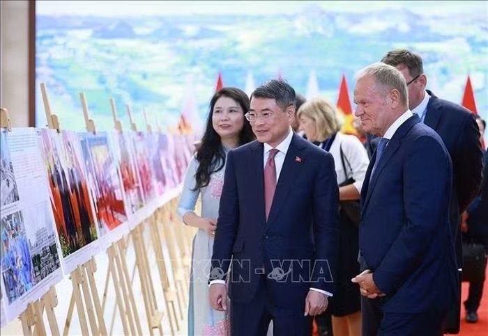 Thủ tướng Lê Minh Hưng và Thủ tướng Cộng hòa Ba Lan Donald Tusk tham quan trưng bày ảnh về quan hệ hợp tác giữa hai nước do Thông tấn xã Việt Nam thực hiện. Ảnh: Dương Giang/TTXVN